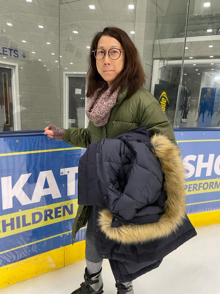 受妹妹影響，媽媽都試下溜冰，是一生人的第一次。